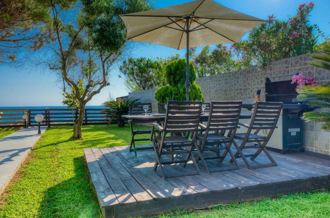 Villa Angela Ágios Matthaíos Extérieur photo