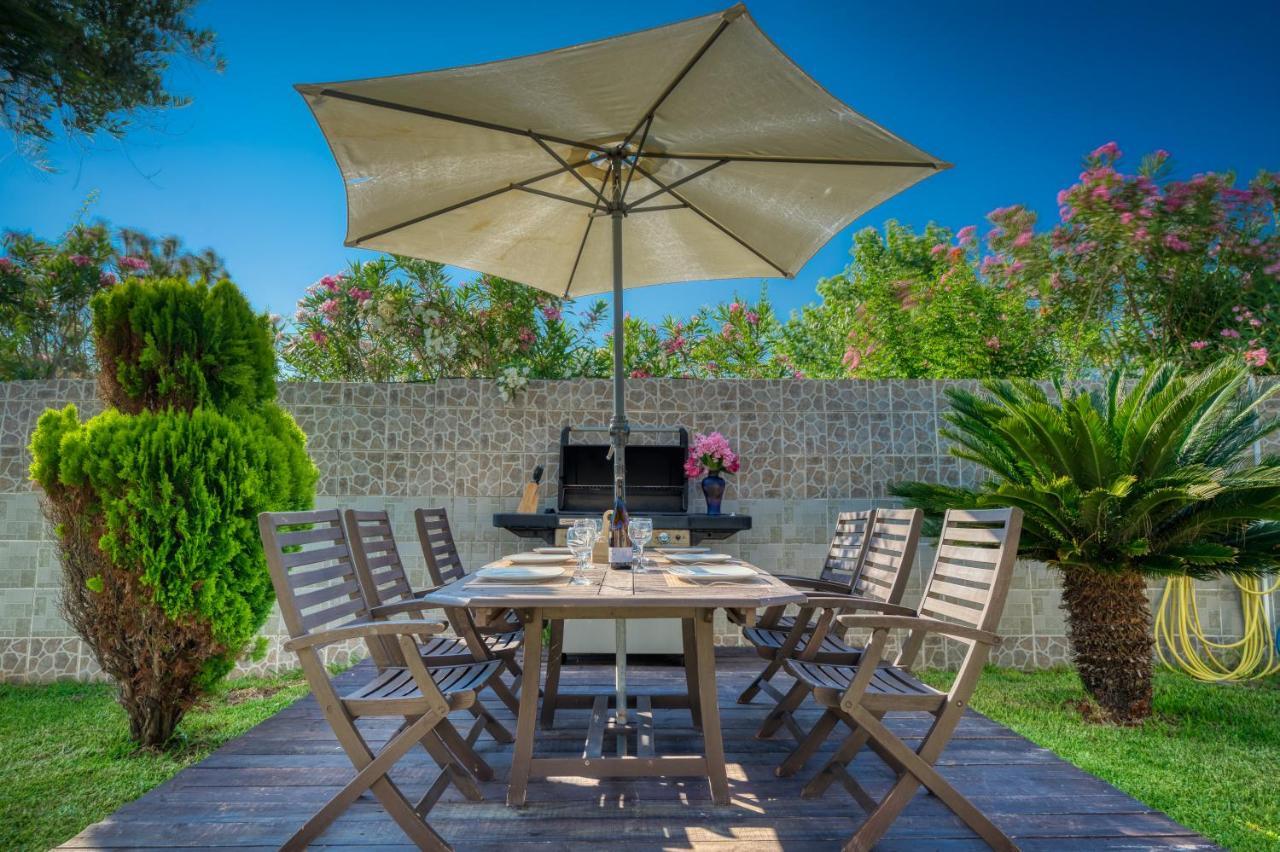 Villa Angela Ágios Matthaíos Extérieur photo