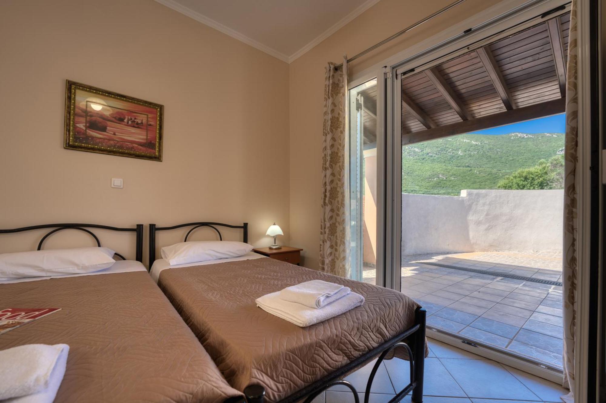 Villa Angela Ágios Matthaíos Extérieur photo
