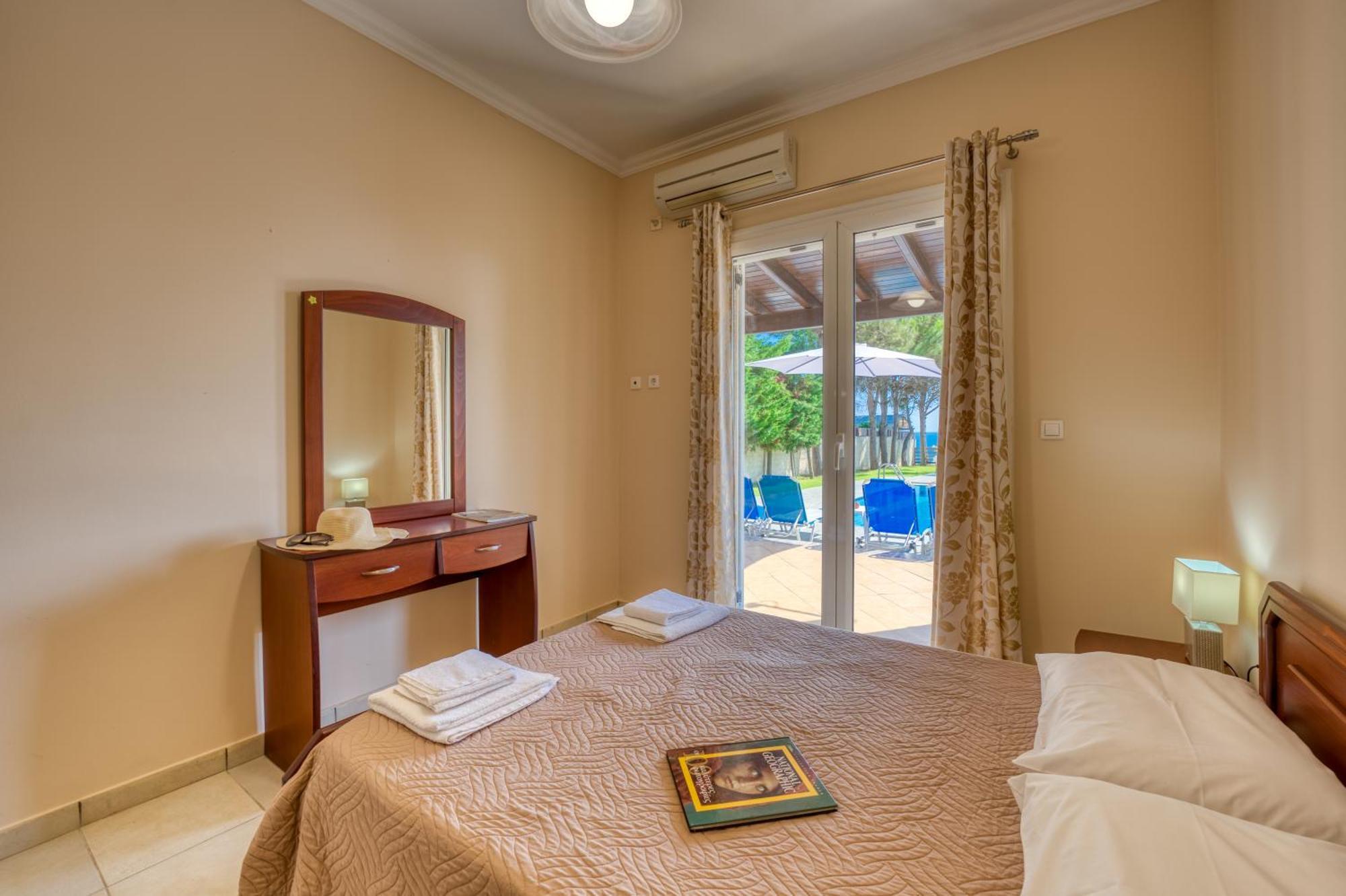 Villa Angela Ágios Matthaíos Extérieur photo