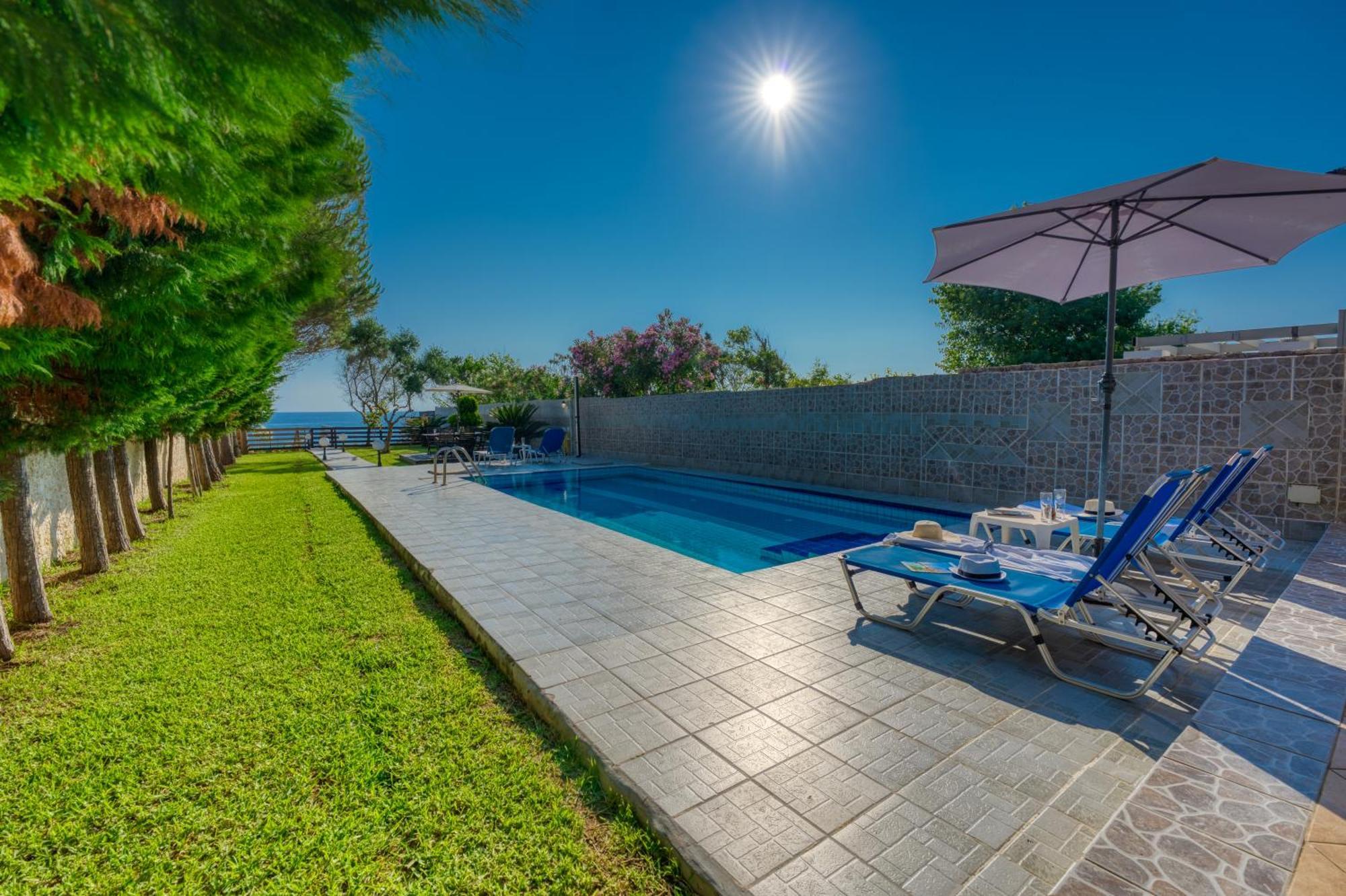 Villa Angela Ágios Matthaíos Extérieur photo