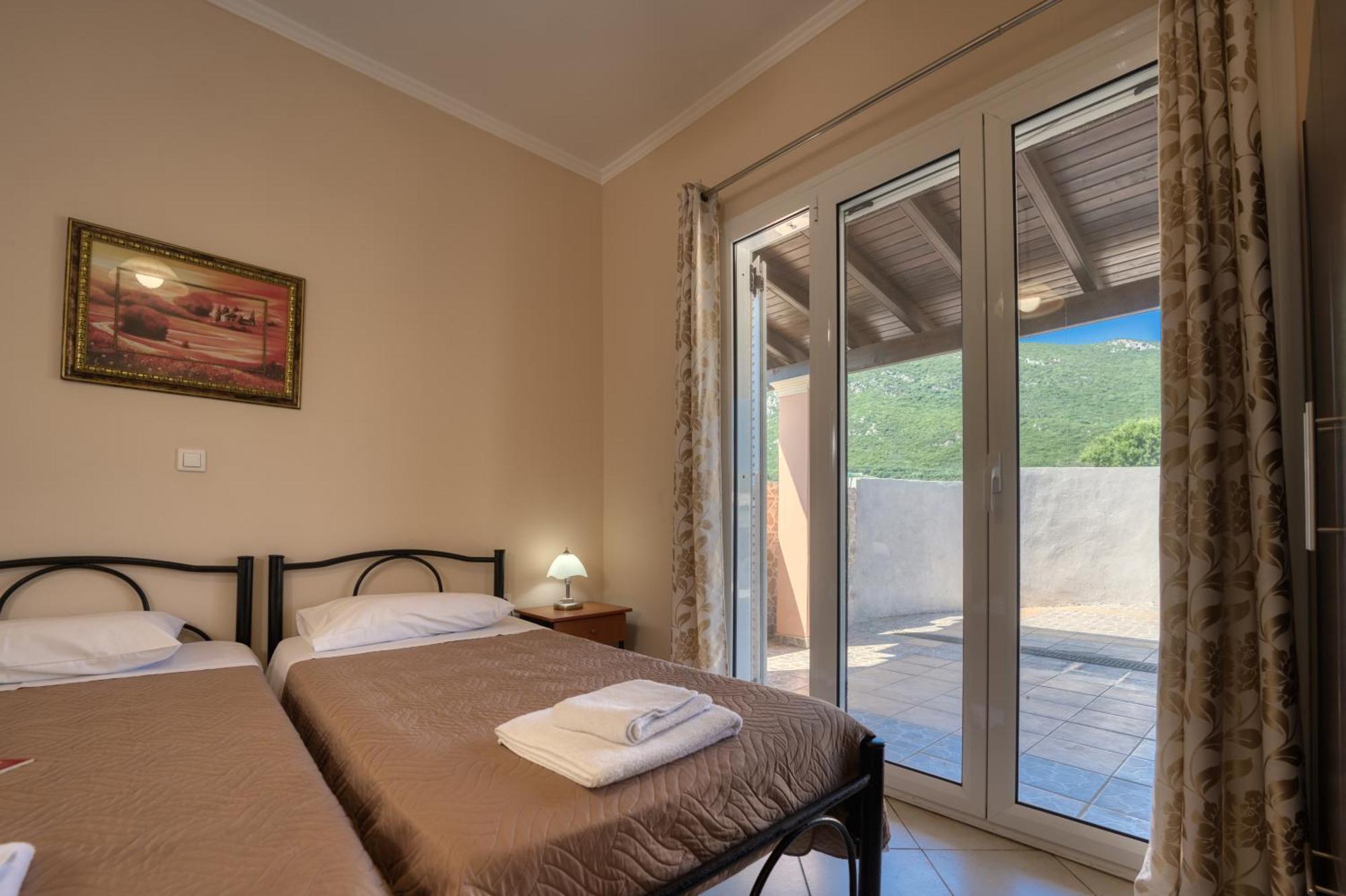 Villa Angela Ágios Matthaíos Extérieur photo
